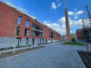 RUSTIG GELEGEN APP. MET 2 SLKS, TERRAS + PARKING Dit prachtig appartement bevindt zich in een uiterst rustig gelegen residentie in de gemeente...