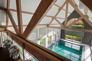 Mooie hedendaagse villa met wellness-gedeelte op 2.026m². Het eigendom is rustig gelegen in een doodlopende straat van een residentiële...