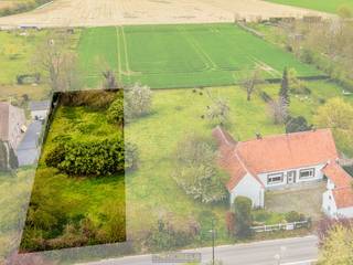 <strong>CHARMANTE BOUWGROND</strong> voor <strong>HALFOPEN BEBOUWING</strong> met landelijke ligging in het <strong>PITTORESKE HOREBEKE</strong>. Dit perceel van <strong>CA. 619M²</strong>, met een breedte van ca. 12 meter en een diepte van ca. 50 meter, vormt de ideale basis voor wie een <strong>RUIME ÉÉNGEZINSWONING</strong> wil realiseren in de Vlaamse Ardennen. De bouwvoorschriften laten een <strong>VOORGEVELBREEDTE VAN ONGEVEER 9 METER</strong> toe, met een maximale bouwdiepte van 15 meter op het gelijkvloers en 12 meter op de verdieping. Zowel een hellend als een plat dak is mogelijk, en ook een <strong>BIJGEBOUW TOT 40 M²</strong> behoort tot de mogelijkheden. De oriëntatie met zuidoostelijke voorgevel en noordwestelijke tuin biedt <strong>AANGENAME LICHTINVAL EN EEN FIJNE TUINBELEVING</strong>. Gelegen langs de Korsele geniet u hier van een <strong>RUSTIGE, GROENE WOONOMGEVING</strong> met <strong>VLOTTE VERBINDINGEN NAAR OUDENAARDE EN OMLIGGENDE GEMEENTEN</strong>.<br /><br />Adres: Korsele links nst nr. 11 te Horebeke<br /><br />Geen bouwverplichting; P-score: B