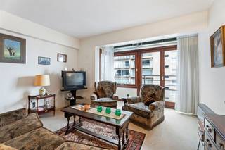 <p><span>Zuid-west geörienteerd 2-slaapkamerappartement met zijdelings zeezicht in de gunstig gelegen residentie California op de zeedijk van Wenduine. </span></p><p><span>Zoekt u een leuk investeringspand die u volledig naar eigen smaak kan inrichten of renoveren, dan is dit het ideale appartement voor u.</span></p><p><span>De leefruimte heeft een mooie oppervlakte en biedt een wijds zicht op zee. </span></p><p><span>In de afzonderlijke keuken vinden we bergkasten en losse elektrische toestellen. </span></p><p><span>De keuken en woonkamer kunnen worden geïntegreerd indien dit uw voorkeur geniet. </span></p><p><span>De ruime hal is afgewerkt met ingemaakte kasten en leidt ons richting de slaapkamers en de badkamer. </span></p><p><span>Er zijn 2 ruime slaapkamers waarvan 1 is ingericht met ingemaakte kasten en een tweepersoonsbed en de andere slaapkamer met een zetelbed en grote kleerkast. </span></p><p><span>In de badkamer vinden we een ligbad met douche, lavabo en bidet. </span></p><p><span>Het appartement beschikt over een afzonderlijk toilet. </span></p><p><span>De houten raamprofielen zijn voorzien van dubbele beglazing. </span></p><p><span>Het appartement wordt elektrisch verwarmd. </span></p><p><span>Dit goed onderhouden appartement met een mooie oppervlakte biedt u vele mogelijkheden. </span></p><p><span>De Van Gansberghe helling is uniek in zijn soort door zijn breedte wat zorgt voor meer privacy, zon en zicht. </span></p><p><span>De voorgevel van de residentie is recent volledig vernieuwd.</span></p><p><span>Het gebouw beschikt over een ruime fietsenstalling, huisvuillokaal en een tweede ingang via de square. </span></p><p><span> </span></p>