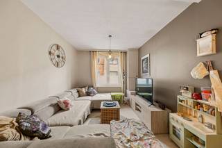 Deze instapklare en knusse rijwoning is gelegen in de Moorseelsestraat te Heule, vlak bij scholen, supermarkten,…. De woning werd in 2012 gerenoveerd en heel sfeervol ingericht. De indeling op het gelijkvloers is als volgt: inkomhal, leefruimte met gezellige zithoek en eetplaats, toegang naar een droge kelder, ingerichte keuken met eetplaats, apart toilet, badkamer met één wastafel en regendouche en verder af te werken uitbouw met aansluitend de zonnige stadstuin. Door de diepte van 30 meter kunt u maximaal van de zon genieten. 1e v.: twee slaapkamers en de zolderverdieping werd smaakvol ingericht als derde slaapkamer, voorzien van sfeerverlichting en ingebouwde kasten.<br />Instapklaar – 3 slpks – gerenoveerd – charmante gevel – zonnige tuin. <br /><br />Voor verdere informatie of vrijblijvend bezoek neem dan contact op met Imani via 056 255 333 of imani@panorama.immo