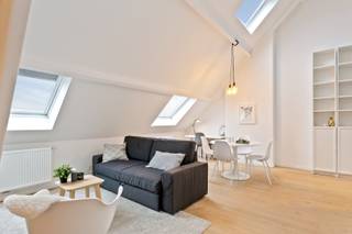 Locatie:<br />Dit gemeubeld appartement van ca 50 m² is gelegen op het hippe Zuid, een bruisende buurt met tal van restaurants, cafés en winkels in de buurt. Het bevindt zich in een zijstraat van de Marnixplaats, vlakbij de Volkstraat en de Nationalestraat, met andere woorden een werkelijke toplocatie.<br />De bereikbaarheid van en naar Antwerpen wordt eveneens gegarandeerd door de nabijheid van de vernieuwde Scheldekaaien en het openbaar vervoer.<br /><br />Indeling:<br />Gelegen op de 4e verdieping van een karaktervol pand, opgelet zonder lift. We komen binnen in de super lichtrijke leefruimte, op een mooie parketvloer. Deze gezellige living geeft meteen een heel ruimtelijk gevoel door de hoge plafonds en het vele licht dat binnenvalt. We vinden hier ook de open en volledig ingerichte keuken, deze is voorzien van alle nodige toestellen en ook een knappe hoge kast voor extra bergruimte. Ook op deze verdieping vinden we het apart toilet en de mooie badkamer met douche en een dubbel lavabomeubel. Via de trap in de leefruimte bereiken we de slaapruimte, deze is compact en heeft een praktische berging die als dressing kan dienen. <br /><br />Belangrijkste troeven:<br />Ideaal appartement voor starters of voor investeerders<br />Instapklaar dakappartement op toplocatie<br />Kleinschalig gebouw<br />Momenteel bemeubeld verhuurd aan 950 euro per maand. Huurder kan opgezegd worden voor eigen bewoning mits een opzegtermijn van 6 maanden.<br />Kelderberging voor extra bergruimte<br /><br />Verplichte vermeldingen: <br />P score C, G score C<br />EPC score 211 kWh/m²<br />Asbestveilig