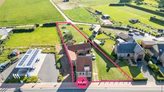 Karakteristieke hoeve met panoramisch zicht aan de achterzijde van perceel!<br /><br />Welkom in deze bijzondere woning met stallingen en een knusse binnenplaats op een perceel van maar liefst 1.594 m². Deze grotendeels gerenoveerde hoeve ligt in Veldwezelt, op een steenworp afstand van het bruisende Maastricht. Dankzij de gunstige ligging vind je hier alles wat je nodig hebt: scholen, bakker, supermarkt en openbaar vervoer bevinden zich op wandelafstand.<br /><br />Er is circa 255 m² woonplezier ingedeeld als volgt:<br /><br />De ruime inkomhal geeft uit op de leefruimte. Deze is ingedeeld in een knusse zithoek en eetkamer. Aansluitend bevindt zich een ingerichte keuken, voorzien van inbouwapparatuur en een gasfornuis met eethoek. Van hieruit heb je een open zicht op de binnenkoer. Verder bevindt zich op de benedenverdieping nog een ruime badkamer met dubbele lavabo, een douche met dubbele kraan en een ligbad. Naastgelegen aan de badkamer is een aparte gastentoilet. <br /><br />Op de eerste etage zijn er 3 aangename slaapkamers met een oppervlakte van 20 m², 17 m² en 14 m².<br /><br />Via een vaste trap bereik je de zolderverdieping: hier is er nog veel ruimte voor extra slaapkamers of hobbyruimte. De twee ruime dakramen bieden een uitzicht dat strijkt over het platteland richting het zuiden. <br /><br />Via de Omloopstraat kun je makkelijk de achterzijde van het perceel en de stallingen bereiken. <br /><br />Op zoek naar een leuke woning met veel ruimte en potentieel vlakbij Maastricht? 089 390 990 of quinten@immofair.be!