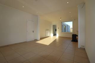 LiggingDeze woning is rustig gelegen in Moen, maar toch dicht bij het centrum. Winkels, scholen, horeca en openbaar vervoer bevinden zich in de...