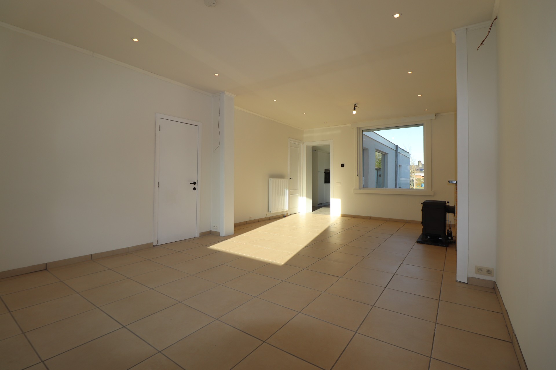 Gerenoveerde woning met 3 slaapkamers, garage en zeer grote tuin in Moen - foto 3