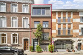 Karaktervolle en volledig gerenoveerde woning met een bewoonbare oppervlakte van 267 m² op een perceel van 5a 8ca, gelegen op een gunstige locatie in Tienen.<br /><br />Deze charmante woning uit 1930 combineert authentieke uitstraling met hedendaags wooncomfort en beschikt over een gunstig EPC-label B. De elektrische installatie wordt conform opgeleverd bij akte en bovendien is de woning asbestveilig.<br /><br />Via de inkomhal bereikt u de centrale leefruimte die het hart van de woning vormt, met een open keuken en ruime eetplaats die rechtstreeks uitgeeft op de tuin.<br /><br />Op het gelijkvloers bevindt zich eveneens een gastentoilet. Het tussenverdiep biedt een gezellige tv-ruimte. Op de eerste verdieping bevinden zich twee slaapkamers, waarvan één met een achterliggende bureauruimte die tevens perfect kan dienen als extra slaapkamer, dressing of hobbyruimte, alsook een badkamer en nachthal.<br /><br />De tweede verdieping omvat een ruime slaapkamer met bijhorende bureauruimte en zithoek. Vanuit deze verdieping heeft u toegang tot een aangenaam terras met een prachtig uitzicht over de groene tuin en de stad Tienen.<br /><br />De woning is volledig onderkelderd en beschikt over een inpandige garage. Zowel via de eetplaats als via de kelder heeft u toegang tot de fraai aangelegde, noordwest georiënteerde tuin. Deze groene oase werd met zorg onderhouden en omvat een ruim terras en een charmante houten tuinserre.<br /><br />De ligging is een absolute troef: in de nabijheid van winkels, scholen, openbaar vervoer en belangrijke invalswegen, terwijl ook het stadscentrum van Tienen vlot bereikbaar is. Een unieke woning voor wie ruimte, karakter en comfort wil combineren met een uitstekende bereikbaarheid.<br /><br />Interesse? Contacteer ons vandaag nog voor een bezichtiging en ontdek de mogelijkheden!<br /><br />Bijkomende info (EPC, bodemattest, elektriciteit,...) kan U hieronder downloaden ↓