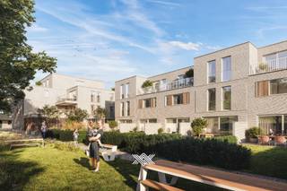 Deze schakelwoning van 192m² heeft op het gelijkvloers een inkomhal met gastentoilet en berging uitkomende in de woonkamer met open keuken. Via de grote schuiframen kom je op het zuidgerichte zonneterras van 17 m² met aansluitend de tuin. Op de eerste verdieping zijn er 2 slaapkamers waarvan één mastersuite met inloopkasten en en-suite badkamer. Op de tweede verdieping vind je nog eens 2  slaapkamers, een badkamer met inloopdouche en dubbele lavabo, een bureauruimte en het tweede zonneterras van 12.5 m² met zicht op de tuin. Achteraan de privatieve tuin bevindt zich een afgesloten, gemeenschappelijke tuin waar de kinderen veilig kunnen spelen.<br /><br />De woning is gelegen aan de rand van Zwijnaarde in een kleinschalig project van zeven gezinswoningen. Ze voldoet aan de strengste energienormen met een E-peil van max E20. Standaard is de woning uitgerust met PV-panelen, balansventilatie en een individuele warmtepomp met vloerverwarming.<br /><br />In de ondergrondse verdieping van het naastliggende appartementencomplex is er een bijhorende parkeerplaats met laadinfrastructuur mee inbegrepen in de prijs van deze woning. <br /><br />Met de fiets en via de nabijgelegen bus- en tramhalte ben je snel in het centrum van Gent. Ook scholen, winkels en diensten zijn er nabij. De toegang tot de R4, E40 en E17 ligt op minder dan vijf minuten rijden. <br /><br />Een persoonlijke, vrijblijvende afspraak kan via leticia@landbergh.be of 09 225 25 24.