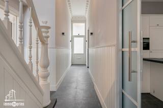 maison de ville unique à vendre à Sint-Niklaas ✨Sur un excellent emplacement près du centre se trouve cette belle maison de maître entièrement rénovée. La maison compte pas moins de 7 chambres, 2 salles de bain et un spacieux garage pour 2 voitures. Grâce aux hauts plafonds et aux grandes pièces lumineuses, vous profiterez ici d'une agréable sensation d'espace et de confort.Avec une cuisine spacieuse pour les amateurs de cuisine et des travaux de toiture déjà réalisés, il s'agit d'une opportunité unique et prête à être emménagée en centre ville, idéale pour ceux qui recherchent de l'espace et des possibilités.📩 Intéressé ? Contactez-nous pour plus d'informations ou pour une visite !