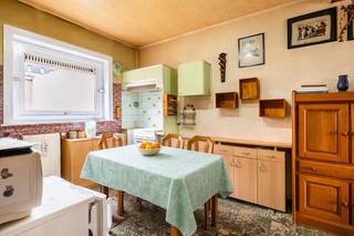 <p>Deze gezinswoning is gelegen in Mariakerke, een rustige buurt van Oostende met een eigen karakter. Het strand is op wandelafstand, de dagelijkse voorzieningen langs de Nieuwpoortsesteenweg zijn vlakbij, en dankzij de aanwezige parking is er geen parkingprobleem. Een bijkomende troef is het open zicht.</p><p><strong>Indeling</strong></p><p>Op het gelijkvloers vindt u een inkomhal, een leefruimte met keuken, een apart toilet, een berging, een kelder en een koer met tuinberging. Op de eerste verdieping zijn er twee slaapkamers en een badkamer met douche, wastafel, hangtoilet en kolomkast. De tweede verdieping telt nogmaals twee slaapkamers.</p><p><strong>Staat en werken</strong></p><p>De voorbije jaren werden een aantal gerichte investeringen gedaan: het dak werd vernieuwd, geïsoleerd en voorzien van nieuwe dakvensters, de condensatieketel werd een zestal jaar geleden vervangen en de badkamer inclusief leidingen werd in 2016 volledig vernieuwd. Dit resulteert in een EPC waarde D en bijgevolg geen renovatieverplichting voor de koper. </p><p>De woning vraagt verdere aanpassingswerken.  De elektriciteit dient conform gemaakt te worden, en ook het gelijkvloers — met inbegrip van de keuken — is aan vernieuwing toe.. Dit is een woning voor een koper die bewust kiest voor een renovatieproject en de werken gespreid in de tijd wil aanpakken. De woning is perfect bewoonbaar. </p>