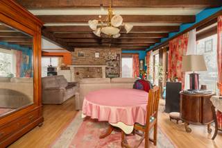 <p><strong>Ligging &amp; indeling</strong></p><p>In het charmante en groene Boekhoute bevindt zich deze vrijstaande woning op Meuleken 50, een unieke kans voor wie op zoek is naar een rustig gelegen huis met tal van mogelijkheden. De woning ligt in een verkeersarme regio, waardoor u er kunt genieten van absolute sereniteit, open landschappen en een onbelemmerd zicht op het karakteristieke polderlandschap.</p><p>Bij het betreden van de woning komt u binnen in een gezellige leefruimte die naadloos aansluit op de open keuken. De grote ramen zorgen voor veel natuurlijk licht en brengen het landelijke uitzicht volledig tot zijn recht. De woning beschikt verder over twee slaapkamers, ideaal voor een klein gezin, koppel of hobbyruimte.</p><p>Aan de tuinzijde bevindt zich een ruime veranda, perfect om het hele jaar door van de groene omgeving te genieten. Deze ruimte biedt tal van mogelijkheden als eetruimte, ontspanningshoek of uitbreiding van de leefruimte. Daarnaast is er een inpandige garage, die zowel praktisch als veelzijdig is in gebruik.</p><p>De woning is te moderniseren, wat u de kans geeft om alles naar eigen smaak en comfort te renoveren. Met zijn sterke basis, rustige ligging en magnifieke uitzichten vormt dit pand een bijzonder aantrekkelijk geheel voor wie droomt van wonen in alle rust en groen.</p><p><br /></p><p>UW DROOMWONING? ZO GEVONDEN!</p>