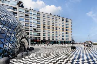 GROOT HOEKAPPARTEMENT van 165 m² op het Albertplein te Knokke Zoute met ZEEZICHT. Gelegen in residentie “het Zoute” op de 4de verdieping, met...
