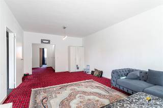 <p><span> </span></p><p><span>Bisschoppenhoflaan 437 (1e verd.) - Deurne</span></p><p><span> </span></p><p><span>Instapklaar appartement (110 m²) met 3 slaapkamers, garage en terras (3 m²) in Deurne</span></p><p><span> </span></p><p><span>Wonen op de Bisschoppenhoflaan betekent genieten van een uitstekende bereikbaarheid, een ruim aanbod aan winkels en een vlotte verbinding met het openbaar vervoer en de wagen. Een praktische locatie met alle voorzieningen binnen handbereik. </span></p><p><span> </span></p><p><span>Het appartement bevindt zich op de eerste verdieping van een goed onderhouden gebouw van 3 hoog met lift. Het is goed onderhouden en is recent nog volledig opgefrist en de elektriciteit is conform, waardoor je hier zonder zorgen je intrek kan nemen. De vaste kosten bedragen circa €225/maand en zijn all-in. Momenteel is het appartement verhuurd aan 1060 p/maand plus 200 euro aan kosten.</span></p><p><span> </span></p><p><span>Je komt binnen in de L-vormige hal, die toegang biedt tot vrijwel alle ruimtes. Links — aan de rustige achterzijde van het appartement — bevinden zich de 3 volwaardige slaapkamers van respectievelijk 12 m², 11 m² en 13 m² groot. De badkamer van 5 m² is uitgerust met een ligbad/douche, lavabomeubel en handdoekdroger. Daarnaast zijn er nog een apart toilet en een praktische berging/wasplaats van 5 m² aanwezig. Aan de voorzijde situeert zich de lichtrijke woonkamer (32 m²) met aansluitend de aparte keuken (9 m²). Van hieruit heb je toegang tot het zuid-georiënteerde terras (3 m²). </span></p><p><span> </span></p><p><span>Tot slot is de garagebox verplicht bij aan te kopen (€25000).</span></p><p><span> </span></p><p><span>Ben je op zoek naar een ruim appartement op een centrale locatie? Mis deze kans niet! VBewoonbare opp. 110 m² – ref.: bruto vloeropp. Voor meer info of een gratis schatting surf naar </span><span><span>www.hansimmo.be</span></span></p><p><span> </span></p>