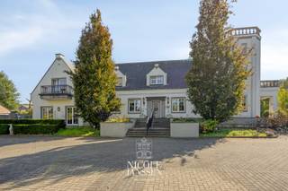 Deze karaktervolle villa biedt een bijzondere combinatie van wonen en professionele mogelijkheden. De woning is momenteel ingericht als B&B met zes gastenkamers met eigen badkamer en een afzonderlijk privégedeelte. Ruime leefruimte, een professionele keuken, veranda en fraai aangelegde tuin met verwarmd buitenzwembad maken het geheel compleet. <br /><br />=> Ligging<br />Deze villa is gelegen in een groene en toeristisch aantrekkelijke omgeving. Het Nationaal Park Hoge Kempen, diverse wandel-en fietsroutes en de Maasvallei bevinden zich in de ruime omgeving. <br /><br />=> Gelijkvloers<br />- Ruime en sfeervolle inkomhal met karaktervolle traphal<br />- Privégedeelte met zithoek, slaapkamer, dressing en badkamer<br />- Gezellig gemeenschappelijke leef-en verbruiksruimte met open haard op hout<br />- Bar met aansluitende verbruiksruimte <br />- Aangebouwde veranda met mooi contact naar de tuin<br />- Professioneel ingerichte keuken met inox werkbladen<br />- Gastenkamer met eigen badkamer<br />- Gemeenschappelijke toiletruimte<br /><br />=> Verdieping<br />- Ruime overloop<br />- Vijf individuele ingerichte gastenkamers<br />- Elke kamer beschikt over een eigen private badkamer met wastafel, toilet en bad en/of douche<br />- Enkele kamers bieden een aangenaam uitzicht op de tuin<br />- Airconditioning aanwezig in de gastenkamers <br /><br />=> Zolder<br />- Zolder bereikbaar via een wenteltrap<br />- Ruime multifunctionele zolderverdieping<br /><br />=> Kelder<br />- Gedeeltelijke onderkelderd<br />- Koelcel<br />- Linnenruimte<br />- Koele berging<br />- Diverse praktische opslagmogelijkheden <br /><br />=> Tuin<br />- De woning beschikt over een groene en privacy rijke tuin met verschillende terrassen en gezellige zitplaatsen. <br />- Centraal bevindt zich het verwarmde buitenzwembad met ruim zonneterras.<br />- De aangebouwde veranda zorgt voor een mooie verbinding tussen de binnen- en buitenruimtes.<br />- Daarnaast is er ruime private parkeergelegenheid aanwezig. <br /><br />=> Indeling<br />- Gelijkvloers - gemeenschappelijk: inkomhal, toiletruimte, leef-en verbruiksruimte, bar, veranda, keuken, gastenkamer met badkamer<br />- Gelijkvloers- privégedeelte: inkomhal, zithoek met kitchenette, slaapkamer met dressing, badkamer<br />- Verdieping: overloop, vijf gastenkamers, vijf badkamers<br />- Zolder: te bereiken via een wenteltrap<br />- Kelder - gedeeltelijk onderkelderd: diverse opbergruimtes, koelcel, koelberging, linnenruimte