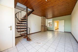 <p><span>Charmante te renoveren woning op een mooi perceel van 384 m². </span></p><p><span> </span></p><p><span>Dit eigendom beschikt over 2 slaapkamers en zuidgerichte tuin.</span></p><p><span> </span></p><p><span>In 2020 werden in de hoofdbouw pvc ramen met hoogrendementsglas geplaatst.</span></p><p><span> </span></p><p><span>Het hoofddak werd in 1997 vernieuwd. </span></p><p><span> </span></p><p><span>Deze woning valt onder de renovatieplicht.</span></p>