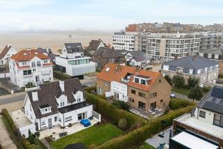 Zeebrugge op 50meter van het strand<br />Uiterst charmante totaal gerenoveerde RUIM WOONHUIS met 5 SLAAPKAMERS en 3 BADKAMERS en 3 TERRASSEN.<br />Grote troef is 2 AUTOSTAANPLAATSEN en ruime GARAGE. Omvat: Oprit, grote garage, werkplaats, plaats voor fietsen, ingerichte STUDIO met tuintje op het zuiden.<br /> 1é Verd: Zalige living , ingerichte open keuken, uitgevend op een groot zonneterras.<br /> Long island style<br /><br />2é Verd: 3 leuke slaapkamers , 2 badkamers.<br />Onder het dak 4 é slaapkamer uitgevend op mooi terras met prachtig vergezicht.<br />Bebouwde oppervlakte van 230 m2<br />Grondoppervlakte is 137m2<br /><br />Magnifiek, Perfect onderhouden Juist verhuizen ! Zalig Wonen! Zowel hoofverblijfplaats, als vakantieverblijf aan Zee .<br />