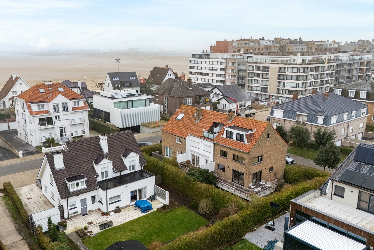 Zeebrugge op 50meter van het strand Uiterst charmante totaal gerenoveerde RUIM WOONHUIS met 5 SLAAPKAMERS en 3 BADKAMERS en 3 TERRASSEN. Grote troef is 2 AUTOSTAANPLAATSEN en ruime GARAGE. Oprit, grote garage, werkplaats, plaats voor fietsen, ingerichte - foto 3
