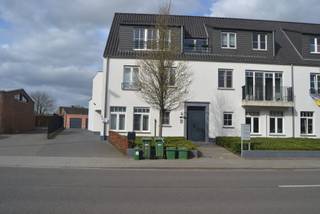 STAAT MOMENTEEL IN OPTIE<br /><br />Modern gelijkvloers appartement met tuin en garage in Weelde centrum. <br /><br />Dit hedendaagse appartement met twee slaapkamers bevindt zich op de gelijkvloerse verdieping van een kleinschalige residentie in het centrum van Weelde. De woning is modern afgewerkt en beschikt over veel lichtinval. Het appartement beschikt over een eigen inkomhal aan de zijkant. Je deelt dus geen inkom en/of trappenhal met anderen. Hierdoor dalen dus ook de maandelijkse kosten, deze zijn slechts 80 euro. Achteraan bevindt zich een ruime tuin met zicht op groen. <br /><br />Het appartement komt eind 2026 vrij aangezien we dan naar onze andere woning verhuizen. <br /><br />