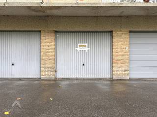 Garage met kantelpoort gelegen tussen het centrum en de grote ring. Deze garage kan zowel dienen als opbrengsteigendom of als...