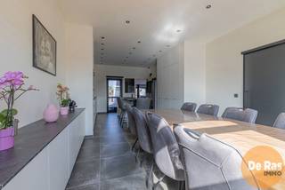 EERSTE BEZOEKDAG ZATERDAG 16/5 VAN 14U TOT 16U (enkel op afspraak!)<br /><br />WELLE - AUTHENTIEKE HERENWONING MET LUXERENOVATIE, E-PEIL -20 EN UITZONDERLIJK PERCEEL VAN 4.480 M²!<br /><br />Bent u op zoek naar een instapklare karakterwoning waar authenticiteit, ruimte en hedendaags wooncomfort perfect samenkomen?<br /><br />Deze prachtig gerenoveerde herenwoning in Welle combineert de charme van hoge plafonds en authentieke elementen met een doorgedreven energetische renovatie. Dankzij de warmtepomp, 58 zonnepanelen en thuisbatterijen geniet u hier van uitzonderlijk lage energiekosten en een indrukwekkend E-peil van -20.<br />Binnenin biedt de woning royale leefruimtes met veel lichtinval, een luxueuze leefkeuken, meerdere volwaardige slaapkamers en alle comfort voor grote gezinnen, thuiswerk of een combinatie van wonen en werken.<br />Buiten wacht een uitzonderlijk perceel van 4.480 m² met maximale privacy, veel parkeermogelijkheden en tal van mogelijkheden voor tuinliefhebbers, zelfstandigen of gezinnen die ruimte zoeken.<br /><br />Troeven:<br /><br />• Volledig gerenoveerde karakterwoning<br />• E-peil -20<br />• 58 zonnepanelen + thuisbatterijen<br />• Warmtepomp<br />• Luxueuze leefkeuken, 4 slaapkamers, 2 badkamers<br />• Groot perceel van 4.480 m²<br />• Veel parkeergelegenheid<br />• Instapklaar<br />• Vlotte verbinding richting Brussel en Gent<br /><br />Kortom: Een unieke woning voor wie karaktervol en toekomstgericht wil wonen zonder renovatiestress.'<br /><br />Meer info of bezoek: 053/60.65.60