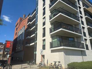 Prachtig lichtrijk appartement op toplocatie aan het Sluispark in Leuven<br />Bent u op zoek naar een stijlvol en comfortabel appartement op een uitstekende ligging? Dan is dit prachtige, lichtrijke appartement aan het groene Sluispark in Leuven zeker een bezoek waard.<br />Het appartement beschikt over een ruime inkomhal, een apart gastentoilet, een praktische berging, een aangename leefruimte met veel natuurlijke lichtinval en een open keuken. Daarnaast is er een aparte bureauruimte, ideaal voor thuiswerk of als extra hobbykamer. Via de leefruimte heeft u toegang tot het gezellige terras. De badkamer is uitgerust met een douche en een lavabo, parkeerplaats en berging.<br />Een ondergrondse parkeerplaats is inbegrepen bij het appartement en zorgt voor extra comfort.<br />Huurprijs: Appartement: € 1.450/maand + Ondergrondse parkeerplaats: € 100/maand + Gemeenschappelijke kosten: € 150/maand<br />Interesse of wenst u meer informatie of een bezoek? Neem gerust contact met ons op via claudia@immogve.be of bel 016/56.56.14.