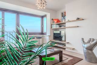 Appartement 2 slpk+slaaphoek met zeezicht en EPC (B!) in Middelkerke<br /><br />Ontdek dit prachtige appartement met een schitterend zeezicht, ideaal voor wie comfortabel wil wonen aan de kust. Gelegen op de 5de verdieping van de Zeedijk geniet u van een ideaal zicht op zee. Dankzij de praktische indeling straalt het appartement ruimte, licht en comfort uit.<br /><br />Bij binnenkomst betreedt u een ruime inkomhal (met gastentoilet) die een warm welkom biedt. De leefruimte is open en luchtig, met een volledig functionele open keuken. Twee ruime slaapkamers en een slaaphoek bieden comfortabel plaats aan in totaal minstens zes personen. Verder is er een moderne badkamer met inloopdouche. Het zonnige terras aan de achterzijde nodigt uit om te ontspannen in de zon, terwijl de berging handig is voor strandmateriaal of persoonlijke spullen.<br /><br />Het appartement werd reeds vernieuwd doorheen de jaren (behalve de ramen aan de voorzijde), met nieuwe gasketel en afvoerkanaal (november 2025), en beschikt over aansluitingen voor een afwasmachine. Er is een fietsenstalling op -1 met 2 fietsen inbegrepen. Het appartement is nooit verhuurd geweest.<br /><br />Gunstige ligging en omgeving<br /><br />- Dicht bij het Casino en winkels, in een rustige omgeving<br /><br />- Ruime parkeergelegenheid achter het appartement<br /><br />- Slechts 200 meter van de duinen<br /><br />- Vlak bij sportinfrastructuur zoals zwembad en tennis<br /><br />- Dankzij de toplocatie aan zee combineert dit appartement rust, comfort en een prachtige uitzicht.<br /><br />Voor meer informatie of een bezoek kunt u contact opnemen met Inti via inti@immofrancois.be<br /><br /> of 0499 74 89 74.<br /><br />