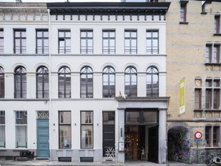 <p><span>GENT - gerenoveerde luxe opbrengsteigendom in hartje van Gent</span></p><p><span>In een gerenoveerde herenwoning in het centrum van Gent, vind je Maison 12, een stijlvolle appartementen met een elegant, modern interieur. Warme materialen, lichte kleuren en natuurlijke accenten zorgen voor een tijdloze en rustgevende sfeer waarin elk detail klopt.</span></p><p><span>De woning ademt comfort en huiselijkheid. Elke kamer heeft een eigen karakter, maar samen vormen ze een harmonieus geheel waarin eenvoud, klasse en warmte centraal staan. Authentieke elementen en originele structuren werden subtiel gecombineerd met hedendaagse vormgeving, waardoor een evenwicht is ontstaan tussen modern comfort en authentieke charme.</span></p><p><span>Het interieur is licht en ruimtelijk, met een helder kleurenpalet en het gebruik van hout en natuurlijke materialen. Een gezellige open haard vormt het hart van de leefruimte en nodigt uit tot ontspannen momenten.</span></p><p><span>De kamers zijn luxueus en persoonlijk ingericht, met aandacht voor rust, detail en comfort. Maison 12 is de ideale plek voor wie houdt van stijlvol wonen en overnachten in een charmante omgeving. Dankzij de rustige ligging, op wandelafstand van het bruisende stadscentrum, is het bovendien de perfecte uitvalsbasis om Gent te ontdekken.</span></p><p><span>Bij Maison 12 voel je de liefde voor interieur en gastvrijheid in elk hoekje van het huis een echte droomplek voor wie schoonheid, warmte en sereniteit weet te waarderen.</span></p><p><span> </span></p><p><span>Maison 12 beschikt bovendien over ruime terrassen, waar je kan genieten van een oase van rust midden in de stad. Hier kun je ontbijten in de ochtendzon of s avonds ontspannen. Daarnaast heb je een prachtig uitzicht op de Gentse torens, die statig boven de stad uittorenen een magisch decor bij valavond.</span></p><p><span> </span></p><p><span>De belangrijkste </span><span>troeven </span><span>in een notendop: </span></p><ul><li><span>Volledig vergund</span></li><li><span>2 luxe holiday apartments (5 sterren) vergund door Toerisme Vlaanderen als vakantiewoning</span></li><li><span>Stedenbouwkundig vergund als toeristisch logies</span></li><li><span>Gerenoveerd in 2018</span></li><li><span>Gelegen in de historische stadskern van Gent</span></li><li><span>Aanwezigheid lift in het gebouw</span></li><li><span>Gunstig huur rendement</span></li><li><span>Chocolade atelier, pop-up, patio, 2 vakantie verblijven en luxueus dakappartement</span></li><li><span>Prachtige zichten op de historische stad</span></li><li><span>Gecompartimenteerde kelder met afgesloten toiletten, gemeenschappelijke wasplaats en bergingen (50 m2)</span></li><li><span>Prachtige trappenhal en inkom</span></li><li><span>Grote fietsenberging</span></li><li><span>Hoge plafonds, sierlijsten en een overvloed aan natuurlijk licht</span></li><li><span>Bulthaup keukens met kwalitatieve toestellen en materialen</span></li><li><span>Grote, zonnige terrassen</span></li></ul><p><span> </span></p><p><span>Indeling:</span></p><p><span>Handelspopup, kookatelier - chocoladeatelier, drie 2-slaapkamerappartementen met zuidgerichte terrassen.</span></p><p><span>Tot slot is er een ruime kelder en fietsenberging.</span></p><p><span> </span></p><p><span>Belangrijk:</span></p><p><span>Richtprijs: € 2.900.000 euro</span></p><p><span>Gunstige EPC's</span></p><p><span>Wil je graag de unieke beleving van 'La vie en douze' ervaren, contacteer Axel Lenaerts voor een bezoek via </span><span>09 245 24 24</span><span> of hannelore@axellenaerts.be</span></p><p><span> </span></p><p><span> </span></p>