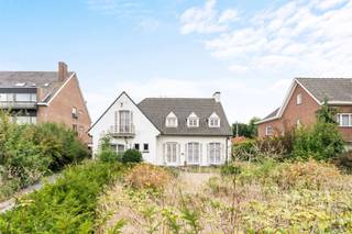 Charmante te renoveren villa/af te breken villa met bouwvergunning voor 8 appartementen en 12 staanplaatsen. Ideale commerciële ligging nabij alle winkels. VEEL POTENTIEEL!! Bezoek na afspraak met/plannen in te kijken bij Immo Beguin: info@immobeguin.be