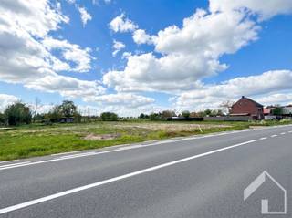 Beau terrain à bâtir pour une construction ouverte, entre Broechem et Ranst. Surface totale du terrain : 762m2. La largeur de la façade est de...