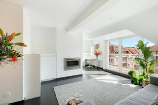 Dit verzorgd duplex appartement met 125 m² vloeroppervlakte biedt uitzonderlijk veel ruimte en veel lichtinval. De aangename zonneterrassen aan beide zijden van het appartement zijn een grote troef. De residentie met bouwjaar 2001 is centraal gelegen in de Paul Parmentierlaan te Knokke, in de directe nabijheid van de bruisende Lippenslaan, Duinenwater en het station. Het strand ligt op 10 minuten wandelen. Energielabel A en asbestveilig. <br /><br />De indeling is doordacht en praktisch met op de vierde verdieping een aparte inkomhal met traphal en gastentoilet, een lichtrijke woonkamer die uitgeeft op een eerste terras aan de straatzijde, een volledig ingerichte keuken met eetplaats met eveneens directe toegang tot het tweede terras, waar u ’s namiddags kunt genieten van de zon. Op dit niveau verder ook nog een ingerichte douchekamer. Op de bovenverdieping bevinden zich twee slaapkamers en een grote badkamer met ligbad, douche en een tweede toilet. <br /><br />Troeven van dit appartement zijn ongetwijfeld de bewoonbare oppervlakte van 125 m² en de prachtige zonneterrassen. Mits wat opfrissing en modernisatie een schitterend appartement op een uitstekende locatie. <br /><br />Vrijblijvend te bezoeken na afspraak op tel 050.89.27.70.