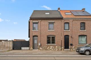 Deze charmante woning in Bunsbeek biedt met een bewoonbare oppervlakte van maar liefst 188,50 m², er is dus volop ruimte en comfort voor het hele gezin. Met drie ruime slaapkamers, een kinderkamer en een moderne badkamer is het huis praktisch en comfortabel ingericht. Hoewel het enkele verfrissingswerken nodig heeft, biedt dit juist de perfecte kans om de woning volledig naar eigen smaak te personaliseren. <br /><br />Op het ruime perceel van 3.694 m² geniet u van een grote tuin met veel groen, ideaal om te ontspannen, te spelen of te tuinieren. Achteraan het huis bevindt zich een berging van bijna 30 m² die veelzijdig inzetbaar is als opslagruimte of hobbyruimte. Voor paardenliefhebbers is dit een unieke eigendom, want er is een stal aanwezig en een uitgestrekte weide waar paarden vrij kunnen grazen en bewegen.<br /><br />Daarnaast zijn er maar liefst minimaal 12 parkeerplaatsen beschikbaar, wat zorgt voor extra gemak voor zowel bewoners als bezoekers. Deze woning combineert rust, ruimte en praktische mogelijkheden op een prachtige locatie in Bunsbeek.<br /><br />Laat deze unieke kans niet liggen en maak snel een afspraak!