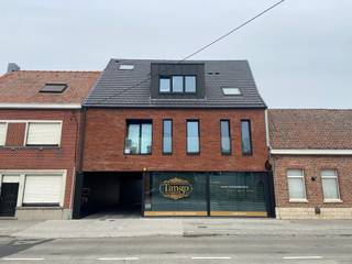 Nieuwbouw handelsruimte van 46 m² gelegen nabij verschillende invalswegen, winkels en openbaar vervoer te Desselgem. Dit kleinschalig project bestaat uit 4 appartementen en 1 handelsruimte. <br /><br />Er is mogelijkheid tot kopen van garage (30.000 €) en/of staanplaats (7.000 €/per plaats) die zich achteraan het gebouw bevinden. <br />De handelsruimte is volledig afgewerkt en in gebruik genomen door een kapperszaak. <br /> <br />Zeer gunstige EPB waarde.<br /><br />Indeling handelsruimte:<br />- Commerciële ruimte met grote raampartijen die zorgen voor een goede visibiliteit en lichtinval<br />- Berging <br />- Apart toilet<br />- afgewerkt met degelijke materialen<br />- Totale bruto-oppervlakte handelsruimte: +- 46 m²<br /><br />Prijzen zijn exclusief registratie op grondaandeel en BTW op constructie.<br />De handelsruimte is momenteel verhuurd.