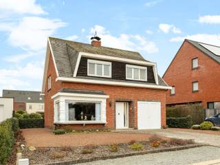 <strong><span>GELIJKVLOERS</span></strong><br /><span>Inkomhal 5 m² op tegel. Leefruimte 27 m² op tapijt. Keuken 9,5 m² op tegel met keramische kookplaat, oven ‘Bosch’, dampkap en enkele spoelbak. </span><br /><span>Inpandige garage 21 m² op tegel met manuele poort en plaats voor 1 wagen. Apart toilet 1,5 m².<br /></span><br /><em><strong><span>Bergkelder 7 m² op tegel.</span></strong></em><br /><em><strong><span>Volledig afgesloten tuin met overdekt terras 8 m² en tuinhuis 9 m².</span></strong></em><br /><br /><strong><span>EERSTE VERDIEPING</span></strong><br /><span>Overloop 5,5 m² op linoleum. <span>Eerste slaapkamer 17 m²</span> op linoleum. Badkamer 5 m² op linoleum met inloopdouche, enkele lavabo en toilet. <span>Tweede slaapkamer 11,5 m²</span> op linoleum. <span>Derde slaapkamer 13,5 m²</span> op linoleum. Zolder 7,5 m² op tapijt. </span><br /><br /><strong><span>TWEEDE VERDIEPING</span></strong><br /><span>Zolder.</span><br /><br /><strong><span>BIJZONDERHEDEN</span></strong><br /><span>Enkele en dubbele beglazing in houten en PVC schrijnwerk. Draaikiepramen. Vliegenramen. Manuele en elektrische rolluiken. Videofoon. Aardgas CV ‘Riello’.<br />De bewoonbare oppervlakte is gebaseerd op de bruikbare vloeroppervlakte vermeld in het EPC.</span><br /><br /><strong><span>POSITIEVE ASPECTEN</span></strong><br /><span>3 slaapkamers</span><br /><span>Volledig afgesloten tuin</span><br /><span>Landelijk en rustig gelegen nabij centrum</span><br /><span>Nabij winkels, scholen en openbaar vervoer</span>