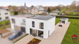 [[ DIT PAND NEEMT DEEL AAN DE ERA OPEN HUIZEN DAG OP 13/6 VAN 9:30 TOT 10:30 ]] - <u><strong>TER INFO: DE WONING WORDT VERKOCHT ONDER HET STELSEL VAN DE REGISTRATIERECHTEN.</strong></u><br /><br />Op zoek naar een <strong>instapklare en energiezuinige woning</strong> <strong>(EPC A+) </strong>op een landelijke ligging nabij Aalst? Deze moderne woning combineert hedendaags comfort met een open zicht op het omliggende groen en is uitgerust met 14 zonnepanelen. Bovendien geniet de woning van een<strong> vlotte bereikbaarheid, </strong>nabijheid van<strong> openbaar vervoer</strong> en een gunstige verbinding richting Aalst, Dendermonde, Gent en Brussel<strong>.</strong>
<p>De woning beschikt over een ruime inkomhal met <strong>gastentoilet</strong>. De <strong>lichtrijke leefruimte</strong> sluit aan op de eetkamer en kijkt uit op de tuin. De <strong>volledig geïnstalleerde keuken</strong> is voorzien van alle hedendaagse toestellen.</p>

<p>Op de bovenverdieping bevinden zich <strong>drie volwaardige slaapkamers</strong> en een stijlvolle badkamer uitgerust met een <strong>inloopdouche </strong>en tweede toilet.</p>

<p>De woning beschikt over <strong>moderne technieken</strong> zoals een audio- en videofoon en energiezuinige vloerverwarming via een warmtepomp.</p>

<p>Extra troef: de tuin beschikt over aansluitingen voor het plaatsen van een zwembad. Er is ook een poolhouse terug te vinden. Daarnaast beschikt de woning over een grote oprit met voldoende parkeergelegenheid.</p>

<p>Kortom, een instapklare, duurzame woning op een topligging voor wie houdt van rust, ruimte en comfort. Contacteer ons vandaag nog om een bezoek in te plannen via <strong>053 41 40 25 </strong>of<strong> living@era.be</strong>!<br /><br /><strong><u>Interessant voordeel:</u> 4 jaar vrijstelling voor het kadastraal inkomen (KI)!</strong></p>