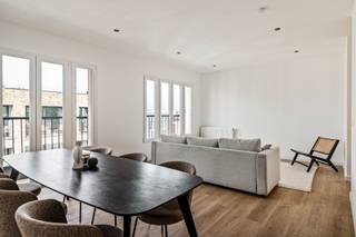 <p>Wonen op hoogte, badend in licht en helemaal splinternieuw? Welkom op de vierde verdieping van dit charmante gebouw in de Bouwensstraat, waar achter een elegante art-decogevel een compleet nieuw verhaal werd geschreven.</p>
<p>Deze <strong>nieuwbouwpenthouse</strong> van ca. 78 m² maakt deel uit van een kleinschalig gebouw met slechts 5 appartementen. En omdat deze verdieping volledig nieuw werd opgebouwd, geniet je hier van hedendaags comfort in zijn meest zorgeloze vorm: EPC A, conforme elektriciteit en een EPB-verslag in opmaak. Let op: <strong>verkoop onder BTW-stelsel (21%)<br /><br /></strong>Binnenkomen doe je in een heerlijk lichte leefruimte met open keuken, waar grote ramen vooraan zorgen voor een instant goed humeur zodra de zon zich laat zien.<br />De keuken werd strak en warm afgewerkt, helemaal in lijn met de rustige, moderne uitstraling van het appartement. Verder werd ook aan praktisch comfort gedacht: een aparte berging met aansluiting voor wasmachine en droogkast, een gastentoilet en een stijlvolle badkamer met douche en dubbele lavabo.<br />Achteraan bevinden zich 2 slaapkamers, beide rustig gelegen en met toegang tot het achterliggende terras van ca. 8 m². Een fijne cocon boven de stad waar je ’s avonds nog net dat laatste stukje zon meepikt.<br /><br />En de locatie? Die blijft een absolute troef. Op wandelafstand van Zurenborg woon je hier midden tussen gezellige koffiebars, restaurants, leuke winkels en vlotte verbindingen met tram, trein en belangrijke invalswegen.<br />Stadsleven zonder in te boeten aan rust: exact dat.<br /><br />Een appartement waar alles nog naar nieuw ruikt, het licht rijkelijk binnenvalt en je alleen nog je meubels hoeft neer te zetten.<strong><br /></strong></p>