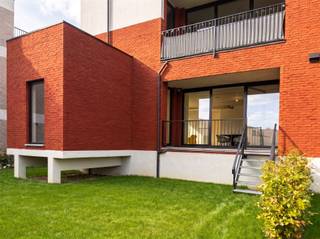 <p>Dit prachtig gerenoveerde appartement op het gelijkvloers biedt een perfecte balans tussen een strak modern interieur en warme industriële accenten.  In een fijne rustige buurt omgeven door groen en een eigen tuin maakt het appartement uitzonderlijk.</p><p>Alle ruimtes zijn voorzien van een naadloze grijze gietvloer, betonnen plafonds, matzwarte stalen profielen en zichtbare designluchtkanalen waardoor een unieke karaktervolle woonstijl wordt verkregen.<br />Vanuit de centrale inkomhal bereik je de royale open leefruimte met een cosy zithoek, eetruimte en stijlvolle open keuken. Via een zeer grote raampartij in de keuken bereik je het mooie inpandige terras en de prive tuin van het appartement.</p><p>De beide slaapkamers zijn ruim en een natuurlijke licht inval geeft  juist dat tikkeltje extra om wakker te worden in een oase van rust. De tweede slaapkamer sluit aan op de living met nog  een aparte doorgang naar terras en de tuin.</p><p>De badkamer is een luxe van grootte.  Deze geeft een whauw gevoel door de uitermate grote douche, comfort en afwerking.  Waar toch nog ruimte is voor een persoonlijke touch in te brengen. Toilet is afzonderlijk wat altijd aangenaam is als je gasten ontvangt.</p><p>Dit appartement is ook energiezuinig door de aanwezigheid van zonnepanelen en warmtepomp waardoor het de ultieme match voor liefhebbers van ecologie, design, modern wonen, industriële architectuur.</p><p><br /> </p><p>Rechtstreeks van eigenaar te koop.</p><p>Bel gerust voor meer info en bezichtiging  0456 83 87 68<br /> </p>