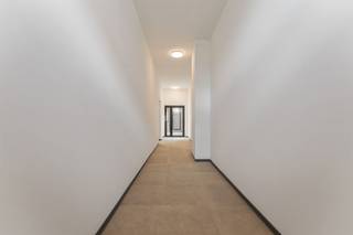 <p><span> </span></p><p><span>Instapklaar gelijkvloers appartement te huur in hartje Mol.</span></p><p><span> </span></p><p><span>In het centrum van Mol - Rozenberg, bieden we dit volledig gerenoveerde gelijkvloers appartement aan. </span></p><p><span>Het appartement combineert modern comfort met een warme en lichtrijke sfeer, ideaal voor wie op zoek is naar een gezellige thuis op wandelafstand van winkels, horeca en openbaar vervoer.</span></p><p><span> </span></p><p><span>Bij binnenkomst valt meteen de ruime woonkamer met open keuken op, waar grote ramen zorgen voor een overvloed aan natuurlijk licht. </span></p><p><span>De open keuken sluit naadloos aan en is de perfecte plek om te koken én gezellig samen te zijn. </span></p><p><span>Een aparte bureauhoek maakt het appartement bovendien ideaal voor wie vaak van thuis werkt.</span></p><p><span> </span></p><p><span>De badkamer is uitgerust met zowel een ligbad als een douche, en er is een afzonderlijk toilet voorzien. </span></p><p><span>Verder beschikt het appartement over één slaapkamer, een praktische berging en een gezellig terras waar je in alle rust kan genieten.</span></p><p><span> </span></p><p><span>Extra troeven zijn de gezamenlijke fietsenstalling, de zeer gunstige EPC-waarde, en het feit dat er geen gemeenschappelijke kosten zijn.</span></p><p><span> </span></p><p><span>Kortom, dit appartement is instapklaar, energiezuinig en perfect gelegen voor wie comfortabel en zorgeloos wil wonen in het centrum van Mol.</span></p>