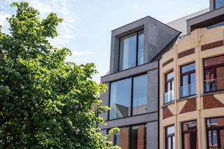 In het bruisende hart van Knokke, aan het prestigieuze Alfred Verweeplein, staat dit unieke gebouw uit 2023 te koop. Deze recente...