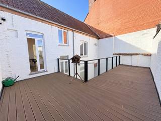 <strong>--- NIEUW --- Mooi duplex-appartement met 2 slaapkamers en zeer groot dakterras.<br /><br />👉 U kan de online kalender voor het bezoekmoment terugvinden via onze eigen website www.vastgoedspruyt.be.</strong><br /><br />Op zoek naar een instapklaar energiezuinig appartement?<br />Dit volledig gerenoveerde appartement combineert hedendaags comfort, kwalitatieve afwerking en een rustige locatie nabij het centrum van Eeklo.<br /><br /><strong>Troeven:</strong><br />- Veel lichtinval door de grote glaspartijen.<br />- 2 Volwaardige slaapkamers.<br />- Fantastisch dakterras.<br />- Fietsenstalplaats.<br /><br /><strong>Locatie &amp; omgeving:</strong><br />- Rustig gelegen aan de rand van de stadskern.<br />- Vlakbij winkels, horeca en alle voorzieningen.<br />- Uitstekende verbindingen met openbaar vervoer.<br /><br /><strong>Direct beschikbaar.<br />EPC = 130kWh/m² (B-label).<br />Huurprijs: 950€/mnd (Geen bijkomende gemeenschappelijke kosten).<br />Domicilie verplicht.</strong>
