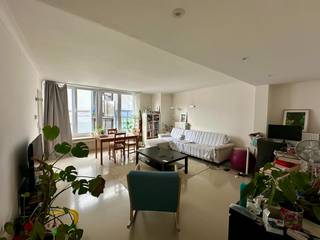 <strong>!!! PLAN NU ONLINE UW BEZOEKAFSPRAAK VIA DE WEBSITE VAN IMMOBOSS !!!</strong><br /><br />Modern gerenoveerd appartement op uitstekende ligging regio Sint-Annaplein/Sint-Jacobs/Visserij.<br />Indeling: inkom met vestiaire; lichtrijke leef- en woonruimte; keuken voorzien van verschillende toestellen zoal combi-oven, koelkast en keramische kookplaat. Badkamer met inloopdouche, lavabo, toilet; berging met aansluiting voor wasmachine/droogkast; 1 grote slaapkamer en 1 kleinere slaapkamer. Lift aanwezig. gemeenschappelijke fietsenberging en privatieve kelderberging aanwezig. Centrale ligging nabij het Zuid.<br /><br />EPC: 105 kWh/m² (Label B)<br />Huurprijs: € 1.000/maand excl. EGW + gemeenschappelijke kosten: € 75/maand.<br />Beschikbaar: 01/11/2026<br />Domicilie verplicht!<br /><br /><strong>!!! PLAN NU ONLINE UW BEZOEKAFSPRAAK VIA DE WEBSITE VAN IMMOBOSS !!!</strong>