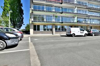 <p><span>Stijlvol vernieuwd appartement met uniek zicht op de Brusselse Forten</span></p><p><span> </span></p><p><span>Op zoek naar een instapklaar appartement op een toplocatie? Dit volledig vernieuwde hoekappartement op de eerste verdieping combineert </span><span>rust, licht en comfort</span><span> met een prachtig groen uitzicht.</span></p><p><span>Gelegen in een verzorgde residentie, vlak bij het centrum van Dendermonde, het station, winkels, scholen en openbaar vervoer, geniet je hier van het beste van twee werelden: </span><span>rustig wonen én alles binnen handbereik</span><span>.</span></p><p><span> </span></p><p><span>Indeling</span><span>:</span><span><br />Een ruime inkomhal met ingemaakte kasten, een lichtrijke leefruimte met moderne open keuken (volledig uitgerust), ruim vernieuwd terras met nieuwe glazen balustrades, 2 volwaardige slaapkamers en 3de praktische berg- (slaap)kamer met extra bergruimte, een stijlvolle badkamer met inloopdouche en meubel, en apart toilet.</span></p><p><span>Verder in de kelder heeft men een extra bergruimte voorzien. </span></p><p><span> </span></p><p><span>Troeven die meteen overtuigen:</span></p><ul><li><span>Overvloedige lichtinval dankzij de hoekligging </span></li><li><span>Adembenemend zicht op natuurgebied Brusselse Forten </span></li><li><span>Groot terras om volop te genieten van de omgeving </span></li><li><span>Volledig vernieuwd en instapklaar </span></li></ul><p><span> </span></p><p><span>Extra comfort</span><span>:</span><span><br />De maandelijkse kost van </span><span>€ 195/maand</span><span> omvat o.a. syndickosten, onderhoud, afvalophaling, herstellingen én zelfs </span><span>privatief waterverbruik en verwarming</span><span>.</span></p><p><span> </span></p><p><span>Beschikbaar: onmiddellijk - Interesse? Wacht niet te lang!</span><span><br />Bel ons vandaag nog op </span><span>052/55 55 55 </span><span>of mail naar <span>info@immotwins.be</span></span></p><p><span> </span></p><p><span>Dit is jouw kans op zorgeloos wonen met een uniek uitzicht!</span></p><p><span> </span></p>