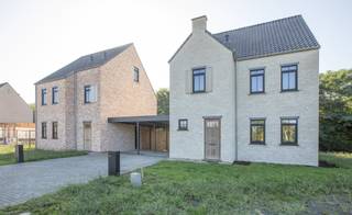 <strong>WONING LOT 10 IN WOONPROJECT PAULINA PARK TE LANKLAAR.</strong><br /><br /><strong>KENMERKEN WONING</strong><br /><span>- 3 Slaapkamers.</span><br /><span>- Oppervlakte woning: 144m².</span><br /><span><span>- Grondoppervlakte perceel: 4a20ca.<br /></span></span>
<p><strong>BEZOEK ONZE MODELWONING </strong><br />Ontdekken hoe het echt voelt om te wonen in Paulina Park? Maak nu een afspraak en kom onze modelwoning ontdekken.<br /><br /><strong>ALGEMEEN<br /></strong>In het verlengde van de Dr. Lenstralaan in Lanklaar, Dilsen-Stokkem, in de richting van de Zuid-Willemsvaart, is het uitzonderlijke woonproject <strong>Paulina Park </strong>in volle ontwikkeling. Dit project omvat <strong>29 karaktervolle open bebouwde woningen</strong> met tuin, smaakvol geïntegreerd in de groene omgeving aan het water.<br /><br /><strong>HARMONIEUS WONEN<br /></strong>Elke woning is voorzien van duurzame materialen die harmonieus aansluiten bij de omgeving. Bovendien is iedere woning uitgerust met <strong>vloerverwarming, warmtepomp, zonnepanelen en ventilatiesysteem D</strong>, zodat u gewapend bent voor een zorgeloze en energiezuinige toekomst!<br /><br /><strong>AFWERKING & MATERIALEN<br /></strong>Voor de <strong>afwerking worden ruime budgetten </strong>voorzien. Alle wooneenheden worden standaard <strong>hoogwaardig afgewerkt </strong>met <strong>duurzame en moderne materialen en technieken</strong>. We denken graag met u mee om de woning helemaal naar uw smaak en persoonlijkheid af te werken. Op basis van onze ervaring slagen we er steeds opnieuw in om een <strong>unieke en exclusieve uitstraling</strong> te geven naargelang uw wensen.<br /><br /><strong>LIGGING<br /></strong>Omringd door weelderig groen, biedt deze locatie vlakbij het Nationaal Park Hoge Kempen een idyllische leefomgeving. Ingesloten tussen de bosrand en het water van de Zuid-Willemsvaart creëert Paulina Park de perfecte balans tussen groen, water en comfort, met alles wat u nodig hebt binnen handbereik.<br /><br />Op slechts 5 minuten afstand bevinden we ons in het stadscentrum van Dilsen-Stokkem en met de oprit van de E314 op slechts 10 minuten afstand, geniet u van een vlotte verbinding met nabijgelegen steden (Genk, Maasmechelen, Hasselt,...).<br /><br /><strong>PRIJZEN<br /></strong>De vermelde prijzen zijn exclusief BTW op de constructie/infra-wegenis, verkooprechten op de grond, aktekosten, ereloon notaris, opzoekingskosten, aandeel verkavelingsakte en kosten aandeel nutsvoorzieningen. Contacteer ons voor een kostenraming.<br /><br />Bekijkt u deze advertentie via een aanverwante vastgoedsite, surf dan zeker naar onze website <strong>www.N78vastgoed.be </strong>voor een uitgebreide beschrijving en foto's. Meer informatie: <strong>+32 (0)89 86 18 88 </strong>of<strong> info@N78vastgoed.be</strong>.</p>