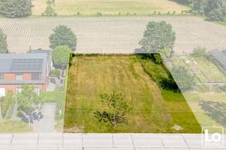 Prachtig gelegen halfopen nieuwbouwwoning gelegen in de Hoekskensstraat, deze woningen combineren een uitstekende ligging met een groene en rustige woonomgeving.<br />Dankzij de nabijheid van het centrum geniet je van alle voorzieningen binnen handbereik, terwijl je thuis heerlijk tot rust komt met een prachtig verzicht! <br />De energiezuinige woningen zijn uitgerust met de nieuwste technieken en bieden alle comfort voor een aangename en toekomstgerichte woonervaring.<br /><br />Bij elke woning krijgt de koper de kans om volledig inspraak te hebben in de inrichting en afwerking van de woning. In samenspraak kies je zelf de materialen en afwerking volgens uw eigen smaak.  Op die manier maak je van deze woning een echte thuis!<br /><br />Op de gelijkvloers: Inkomhal met gastentoilet, ruime leefruimte met open keuken en een ruime garage<br />Verdieping: Nachthal met apart toilet, 3 slaapkamers (16,62m² - 13,36m² - 12,96m²), badkamer uitgerust met ligbad, inloopdouche en dubbele lavabomeubel<br />Zolder: Toegankelijk via het zolderluik<br /><br />Extra troeven van deze woning:<br />Prachtig vergezicht vanuit de woning!<br />Energiezuinig wonen;<br />Lucht/water warmtepomp, zonnepanelen en vloerverwarming op het gelijkvloers;<br />Ruime slaapkamers;<br />Regenwaterput 7.500l aangesloten op toiletten/wasmachine/buitenkraan;<br /><br />Meer informatie? Contacteer ons vrijblijvend via info@loimmo.be !
