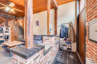 <strong>*** TE KOOP *** Edingen</strong> - Charmant karakteristiek huis met twee gevels van ca. 135 m² met 4 slaapkamers en 3 badkamers, ideaal gelegen in Enghien, vlakbij scholen, winkels en openbaar vervoer.<br /><br />Op de begane grond bestaat het huis uit een woonruimte met gashaard en open keuken van ca. 33 m², evenals een wasruimte met toilet.<br /><br />Op de eerste verdieping vindt u een overloop met inbouwkasten, een eerste slaapkamer van ca. 16 m² met een eigen badkamer van ca. 4 m² (bad en wastafelmeubel) en een tweede slaapkamer van ca. 10 m² met een eigen doucheruimte van ca. 6,5 m² (dubbele wastafel, douche en opbergkast).<br /><br />Op de tweede verdieping bevinden zich een slaapkamer van ca. 21 m² en een doucheruimte van ca. 6 m² (toilet, wastafelmeubel en douche).<br /><br />Ten slotte vindt u op de derde verdieping een slaapkamer van ca. 14 m².<br /><br />Het huis beschikt tevens over een kelder van ca. 15 m².<br /><br />Pluspunten: EPC-klasse „B“ (153 kWh/m² per jaar), PVC- en houten kozijnen met dubbele beglazing, Vaillant-condensatieketel op gas, aansluiting op de riolering.<br /><br />Prijs: bod vanaf 195.000 € (onder voorbehoud van goedkeuring door de eigenaars) <br /><br />Neem voor meer informatie en om een bezichtiging in te plannen nu contact met ons op via 02/355.42.20 of 0496/49.81.79 (Sarah) en per e-mail naar sarah.heirman@weinvest.be
