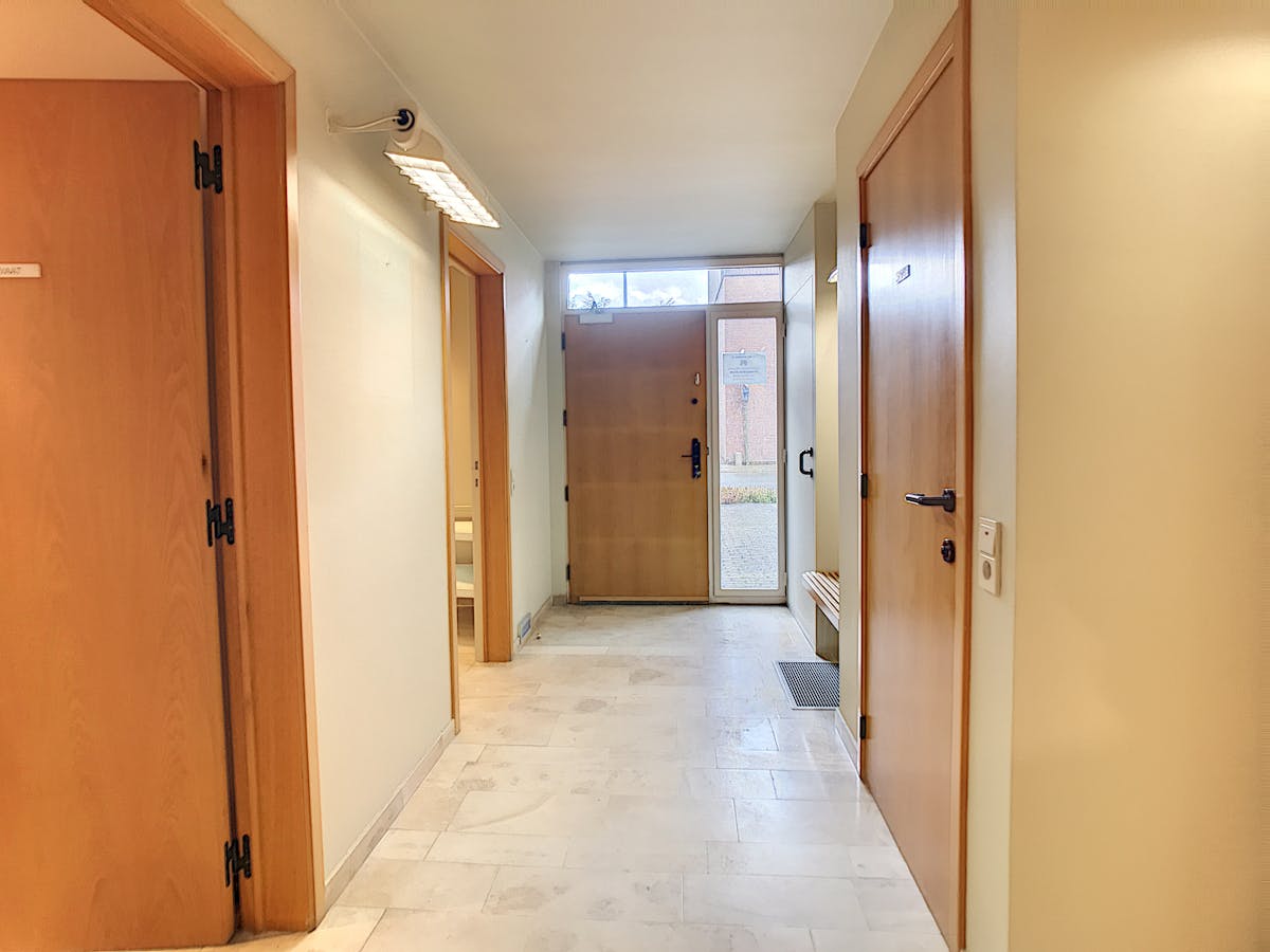 Office of approximately 130m² with parking in the center of Tielt - photo 5