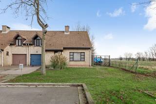 Deze woning is rustig gelegen aan de rand van Berendrecht. Winkels, scholen en het openbaar vervoer bevinden zich allemaal in de directe omgeving. U betreedt de woning via de inkomhal met handige vestiairehoek en gastentoilet. Vanuit deze inkomhal heeft u rechtstreeks toegang tot de ruime en lichte leefruimte met aangrenzend een comfortabel uitgeruste, open keuken. Een kamerhoge, uitslaande raam zorgt voor een fijne verbinding tussen de leefruimte en het gezellige terras. Verder bevindt zich op het gelijkvloers nog een praktische berging en een inpandige garage. Via de trap in de inkomhal bereikt u de nachthal op de 1e verdieping, waar zich 3 ruime slaapkamers en een badkamer met ligbad, toilet en wastafel bevinden. De master-bedroom beschikt tevens over een praktische dressing. Via een zolderluik in de nachthal bereikt u nog een bergzolder op de 2e verdieping. De inpandige garage biedt handig plaats aan uw wagen. Extra troef is een deur die van hieruit meteen toegang geeft tot de tuin. Ook op de oprit voor de woning is er voldoende plek voor een extra wagen te parkeren op eigen terrein. Het perceel heeft een totale oppervlakte van 450m². In de prachtige oost-tuin met toffe pergola is het heerlijk genieten van het zonnetje en de buitenlucht! U profiteert hier tevens van een weids uitzicht over de naastliggende landerijen. Super praktisch is het poortje naast de woning, waardoor u vanaf de straatzijde een makkelijke doorgang heeft naar de tuin.