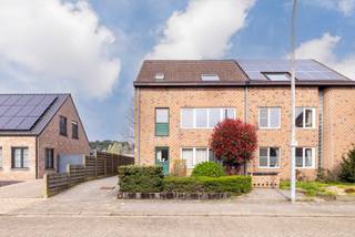 Ruim 1-slaapkamerappartement met terras en garage op gunstige ligging.Op de bovenste verdieping van een kleinschalig gebouw met slechts drie...