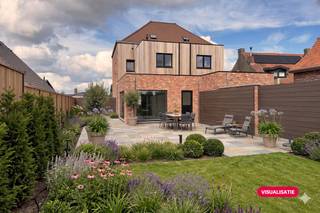 Bent u op zoek naar een huis met karakter en potentieel? Deze charmante woning te koop in Tiegem (Anzegem) biedt de perfecte combinatie van ruimte, rust en een uitstekende ligging. Gelegen op een ruim perceel van 971m², geniet u hier van een heerlijk landelijk gevoel zonder in te boeten op bereikbaarheid.Verder beschikt de woning over drie ruime slaapkamers en een royale, lichtrijke leefruimte die direct een gevoel van thuiskomen geeft. De open keuken vormt het hart van de woonst en sluit naadloos aan op de zuidgerichte tuin, ideaal voor wie houdt van zon en buitenleven.INDELINGGelijkvloers: inkomhal, gastentoilet, ruime leefruimte met open keuken, kelder, ruime tuin met landelijke vergezichtenEerste verdiep: slaapkamer 1, slaapkamer 2, badkamer (dubbele lavabo en inloopdouche), toiletTweede verdiep: slaapkamer 3ALGEMEEN- Oplevering: bij akte- De woning wordt nog volledig afgewerkt (excl. tuin en terras)- Gunstig EPC (B)- Nabij invalswegen- Dubbele beglazing- Centrale verwarming: aardgas Wil je een afspraak vastleggen of wens je meer informatie, neem dan contact op met de dossierverantwoordelijke, Matisse Vandererven (056 605 605 - matisse.vandererven@dewaele.com)Disclaimer: De AI-visualisaties zijn bedoeld als inspiratie. Er werd geen rekening gehouden met technische specificaties, stedenbouwkundige voorschriften of de concrete mogelijkheden tot realisatie.Bestuursmaatregelen in het maatregelenregister: nee