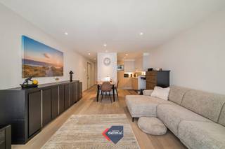 Ontdek dit recent en stijlvol appartement met 2 slaapkamers, gelegen op de tweede verdieping van de prestigieuze residentie Commodor in Oostende. Dankzij de uitstekende ligging nabij de zeedijk geniet u hier van een unieke combinatie van luxe, comfort en een aangename woonomgeving aan zee. Het appartement beschikt over een lichtrijke leefruimte met grote raampartijen die zorgen voor een open en ruimtelijk gevoel. Vanuit de leefruimte heeft u toegang tot het gezellige terras met zijdelings zeezicht, waar u in alle rust kan genieten van de frisse zeelucht en het uitzicht. De moderne open keuken is kwalitatief afgewerkt en voorzien van alle hedendaagse comfort. Verder omvat het appartement twee volwaardige slaapkamers, een stijlvolle badkamer en een praktische berging. Dankzij de recente afwerking en het energiezuinige karakter is dit appartement volledig instapklaar. Extra troeven zijn de privatieve kelderberging en de gemeenschappelijke fietsenberging in het gebouw, wat zorgt voor extra comfort en praktische opbergruimte. Kortom, een ideale eigendom als vaste woonplaats, tweede verblijf of investering op topligging in Oostende.