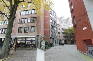 <p><span>Te huur: studio met aparte badkamer in hartje Antwerpen </span></p><p><span> </span></p><p><span>Ontdek deze studio in het hart van Antwerpen, perfect gelegen op loopafstand van de Grote Markt en dichtbij het Steen. Deze praktische en knus ingerichte woning biedt alles wat je nodig hebt voor comfortabel stadswonen. De open indeling zorgt voor een ruimtelijk gevoel, met een lichte woonkamer die dankzij grote ramen veel natuurlijk licht binnenlaat. </span></p><p><span> </span></p><p><span>Het slaapgedeelte is slim afgeschermd door kasten, wat zorgt voor privacy en een efficiënte indeling van de ruimte. De moderne keuken is volledig uitgerust, inclusief inbouwapparatuur zoals een kookplaat, koelkast en oven. De aparte badkamer heeft een ligbad.</span></p><p><span> </span></p><p><span>Gelegen in een levendige buurt met musea, restaurants en andere voorzieningen in de directe omgeving, biedt dit appartement de perfecte uitvalsbasis voor het verkennen van de stad. </span></p><p><span> </span></p><p><span>In de prijs inbegrepen: water, verwarming, onderhoud en verbruik van de gemene delen. Elektriciteit is individueel. </span></p>