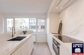 Gerenoveerd en centraal gelegen, lichtrijk hoekappartement nabij de Lippenslaan en het Rubensplein. Indeling: Inkom met vestiaire, gastentoilet...